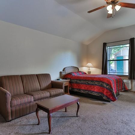 פלזנטון Brush Country Lodge מראה חיצוני תמונה
