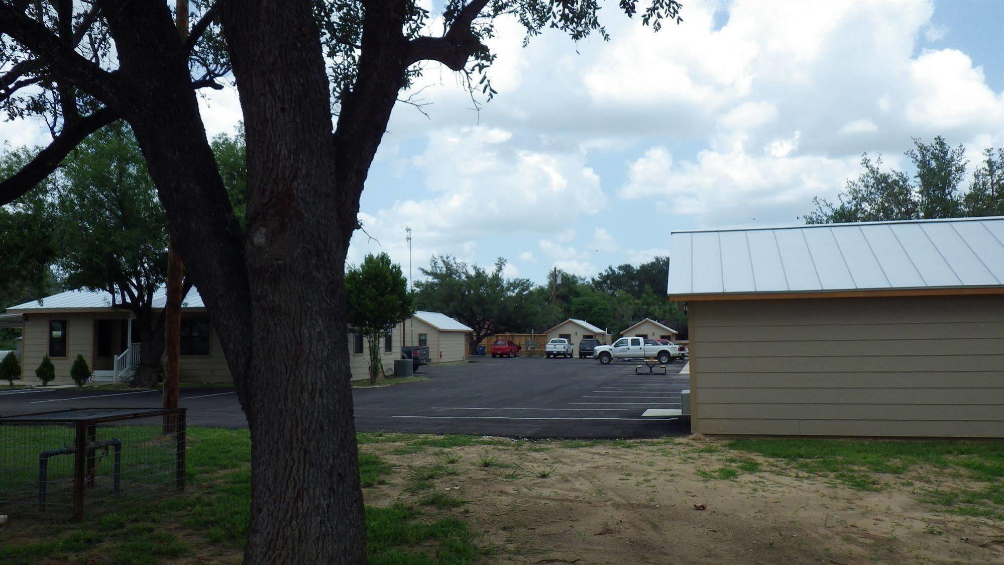 פלזנטון Brush Country Lodge מראה חיצוני תמונה