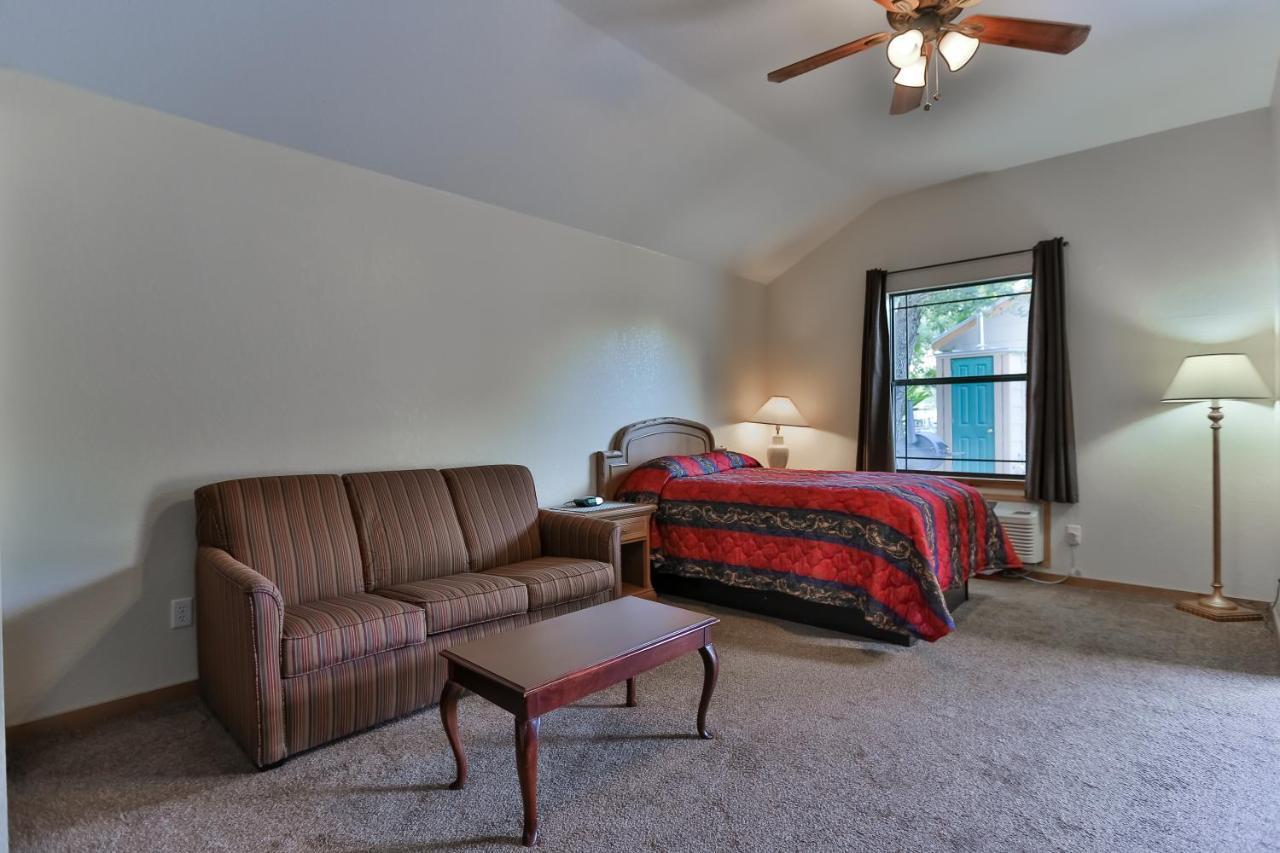 פלזנטון Brush Country Lodge מראה חיצוני תמונה